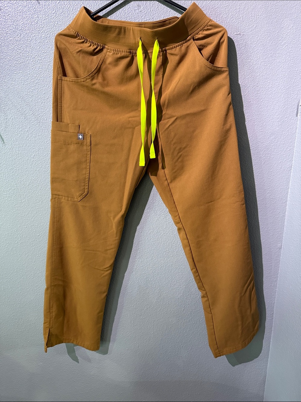 Figs Womens cargo style scrub pants XS/P Earth color. In excellent condition